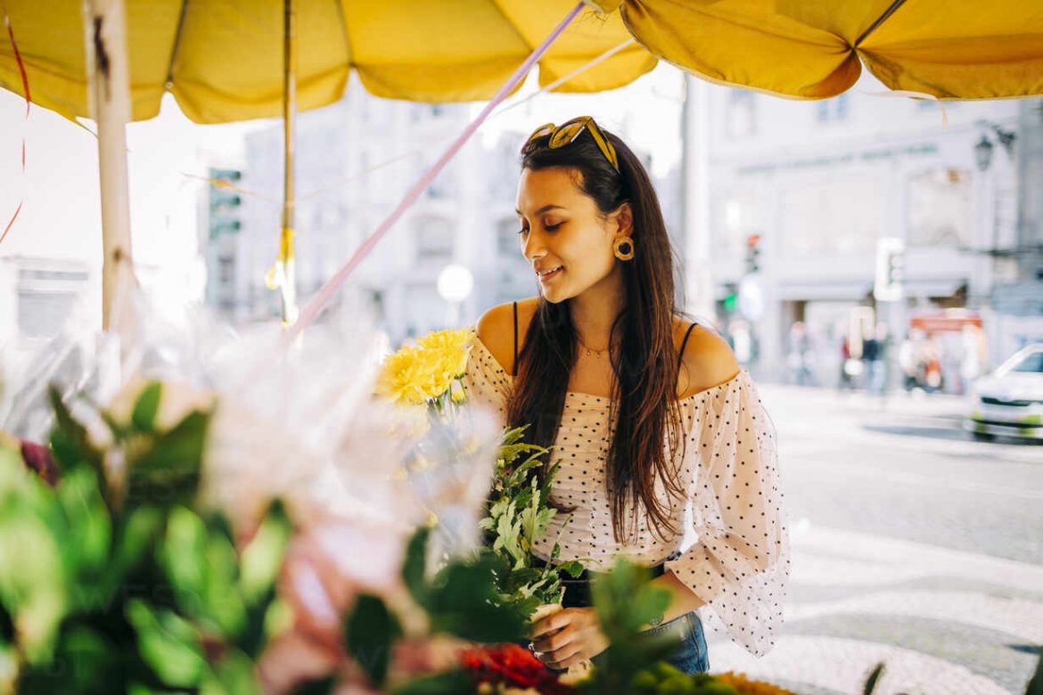 Get the fresh flower wreath delivery as you need